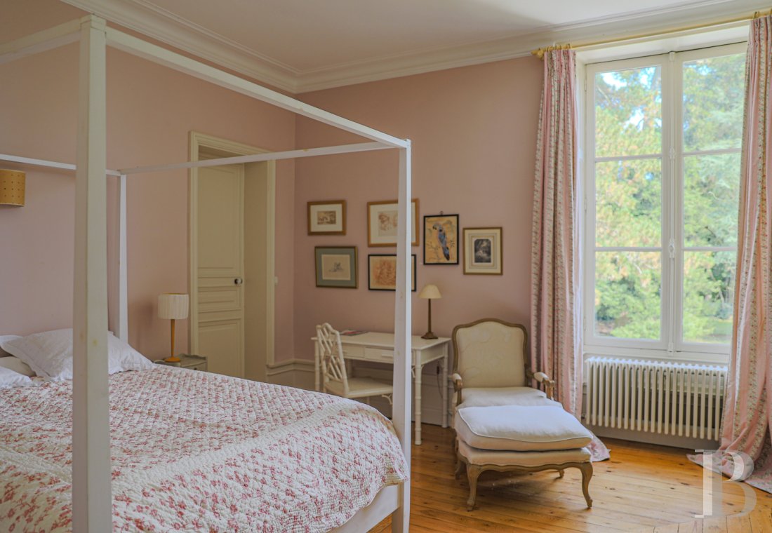 Dans le Perche, au nord-est de Bellême, une maison des 18e et 19e siècle au milieu de grands arbres  - photo  n°32
